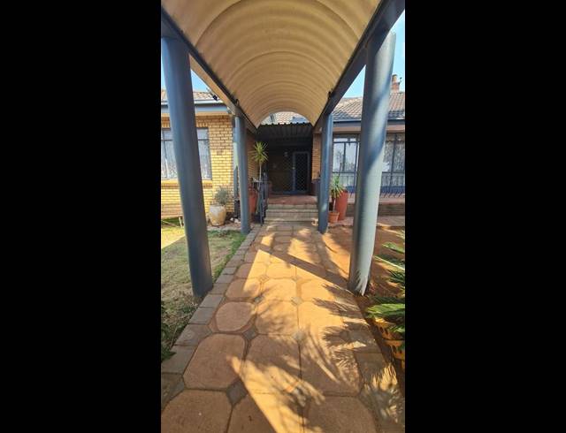 4 BEDROOM HOUSE FOR SALE IN LENASIA